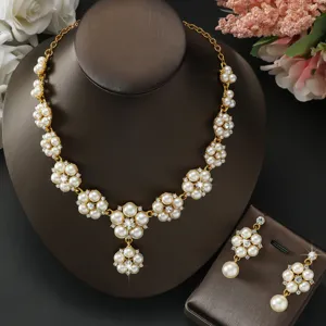 Elegante set di collana e orecchini di perle con fiori in lega vintage per abiti da sposa.