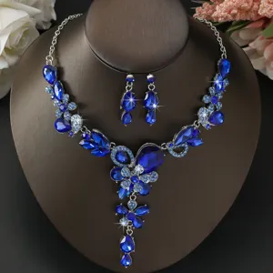 Primo piano dettagliato della parure da sposa con collana e orecchini di strass blu.