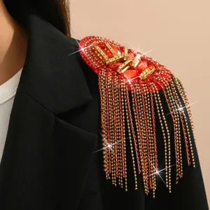 Wunderschöner Strass-Quasten-Epauletten-Broschen für Blazer, rot und goldener Schulterschmuck.