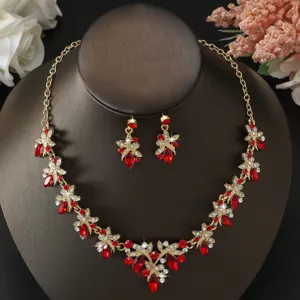 Meraviglioso set di gioielli da sposa con collana e orecchini floreali con strass rossi brillanti.