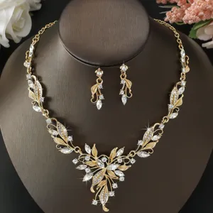 Vista dettagliata di uno splendido set di collana e orecchini da sposa con strass oro.