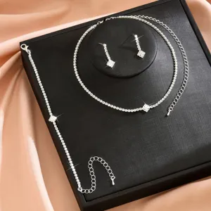 Set di gioielli con catena ad artiglio in strass argentati con collana, orecchini e bracciale.