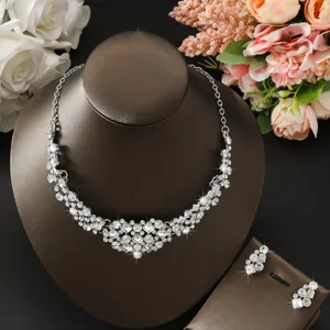 Splendido set di gioielli da sposa con collana e orecchini in strass per abiti eleganti.