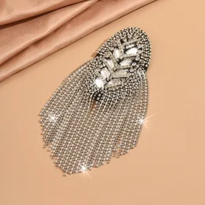 Glitzernde Strass-Fransen Schulterklappe Detail, funkelnde Kristall Quasten Brosche Anzug.