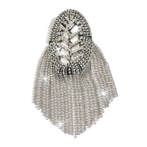 Strass Schulterklappe mit Quaste Abzeichen Detailansicht für Anzug und Abendkleid Dekoration.