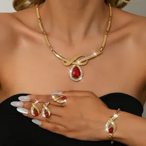 Set di gioielli in lega con strass di quattro pezzi collana orecchini anello bracciale