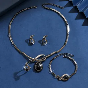 Set di gioielli in lega con strass neri vintage che include collana, orecchini, anello e bracciale.