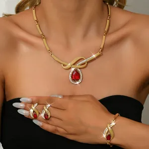 Dettaglio del set di gioielli rossi con strass scintillanti e finitura in lega dorata.