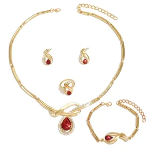 Set di gioielli in lega dorata con collana, orecchini, anello e bracciale di cristallo.