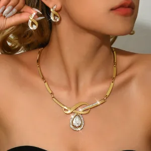 Dettaglio in primo piano della collana elegante in lega dorata con orecchini di cristallo.
