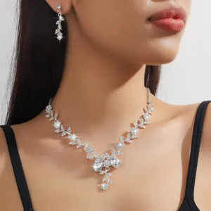 Set collana e orecchini con foglie di cristallo argentato, elegante gioiello da sposa per abito.
