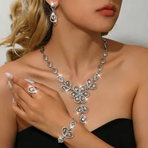 Primer plano del set de joyería floral de estrías brillante con detalles muy refinados.