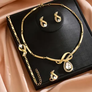 Dettaglio set di gioielli in strass dorati con collana orecchini bracciale e anello chic.