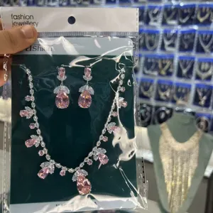 Dettaglio set collana e orecchini da sposa in cristallo zircone rosa per matrimonio.