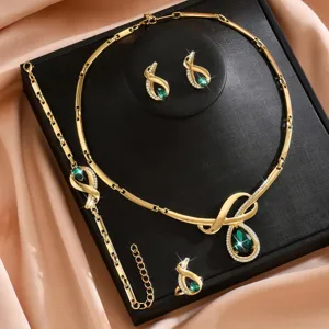Elegante set di gioielli in lega dorata con collana, orecchini e cristalli verdi.