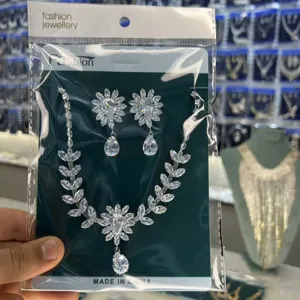 Dettaglio set gioielli sposa in zircone, collana di cristallo e orecchini abbinati.