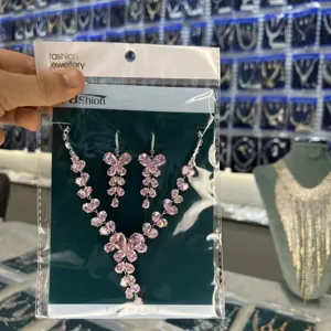 Elegante set di gioielli da sposa con collana e orecchini a farfalla in zircone rosa.