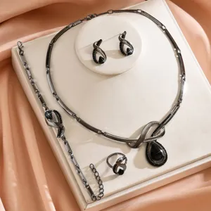 Elegante set di gioielli collana orecchini bracciale anello in lega per festa serale.