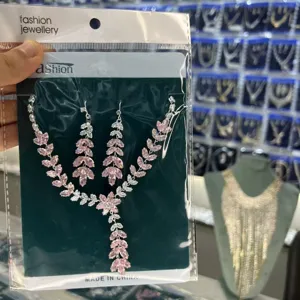 Set di gioielli con collana e orecchini a foglia di cristallo rosa, accessorio da sposa.