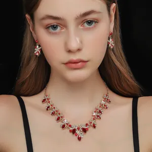 Dettaglio di uno splendido set di collana e orecchini in cristallo rosso con design floreale.
