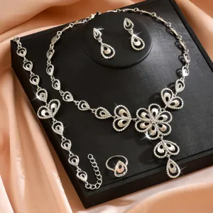 Vista detallada del conjunto de joyas de novia con collar, pendientes, pulsera y anillo.