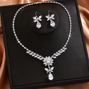 Splendido set da sposa con collana e orecchini in zircone cubico e brillanti dettagli floreali.