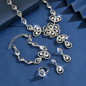 Detalle de set de joyas de flores con strass, incluyendo collar, pulsera, pendientes y anillo.