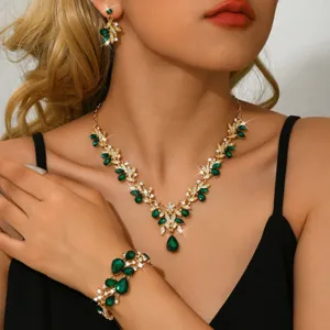 Elegante set di gioielli da sposa con collana, orecchini e bracciale in strass verdi.