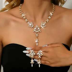 Set collana girocollo foglia di cristallo dorato e orecchini pendenti sposa dettaglio.