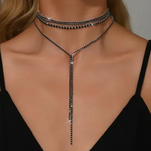 Primo piano della collana girocollo multistrato con strass neri lucidi elegante gioiello collo.