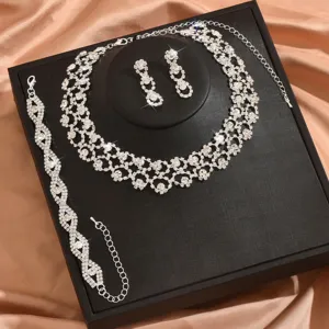 Vista dettagliata del lussuoso set di gioielli con collana, orecchini e bracciale in strass.
