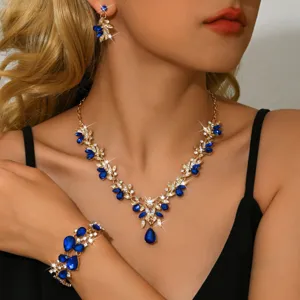 Vista dettagliata del set di gioielli con foglie in strass blu, collana e orecchini.