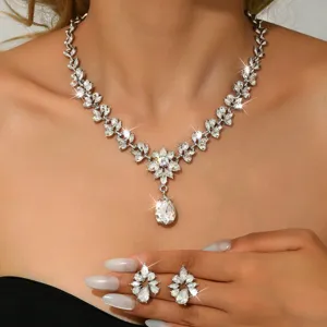 Set collana e orecchini a goccia con foglia di cristallo scintillante per donna sera