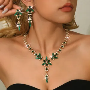 Exquisito juego de collar gargantilla y pendientes con hojas de cristal y gemas verdes.