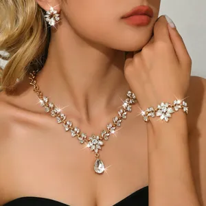 Elegante set di gioielli collana orecchini bracciale cristalli strass foglia goccia donna.