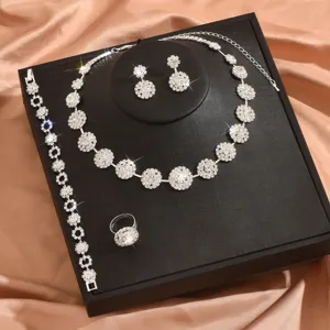 Dettaglio set gioielli strass cristallo scintillante, collana orecchini fiore rotondo.