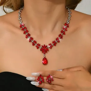 Splendido set di gioielli con collana e orecchini di cristallo rosso a foglia.