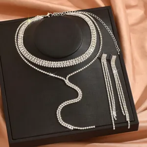Splendida collana girocollo multistrato in strass e orecchini con nappe per feste serali.