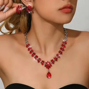 Splendido set collana e orecchini a foglia di cristallo rosso brillante per feste eleganti