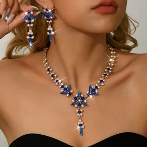 Impresionante juego de collar gargantilla y pendientes de cristal azul, detalle floral.