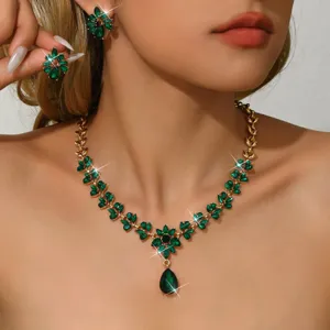 Set collana orecchini cristallo verde, design a foglia elegante per festa serale chic.