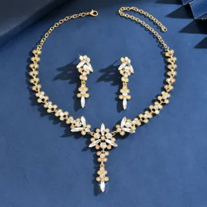 Conjunto de collar y pendientes de hojas con cristales dorados, detalles de joyería nupcial.