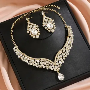 Luxury crystal necklace and earrings set for evening party, elegant vintage jewelry.