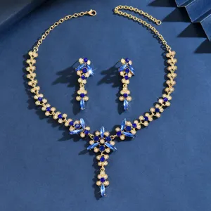 Primer plano detallado del conjunto de collar y pendientes de novia de cristal azul de lujo.