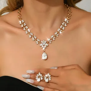 Splendido set di collana e orecchini a goccia in cristallo dorato per abito da sera elegante.