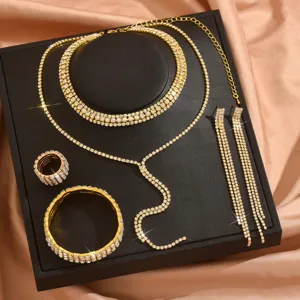 Squisito set di gioielli in strass dorati con collana multistrato orecchini bracciale e anello.