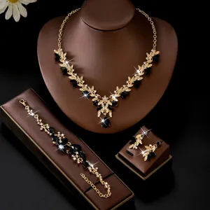 Elegante set di collana bracciale e orecchini con foglie di strass cristallo dorato.