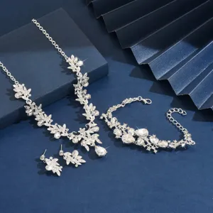 Vista dettagliata del set collana bracciale e orecchini a foglia di strass scintillanti.