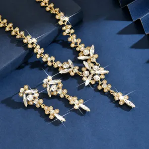 Set collar pendientes estrás hoja oro novia, detalle joyería banquete de boda elegante.