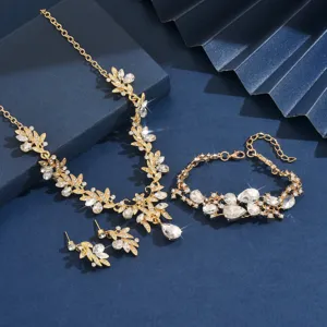 Primo piano dettaglio di collana orecchini e bracciale strass cristallo foglia oro.